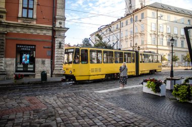 Lviv, Ukrayna, 18 Ağustos 2024 Lviv tramvayı şehir düzenli olarak bombalama ve balistik saldırı tehdidi altındayken çalışmaya devam etmektedir. Lviv 'in kamu hizmetleri Rus füzeleri tarafından hedef alınmıştır..
