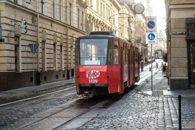 Lviv, Ukrayna, 18 Ağustos 2024 Lviv tramvayı şehir düzenli olarak bombalama ve balistik saldırı tehdidi altındayken çalışmaya devam etmektedir. Lviv 'in kamu hizmetleri Rus füzeleri tarafından hedef alınmıştır..