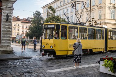 Lviv, Ukrayna, 18 Ağustos 2024 Lviv tramvayı şehir düzenli olarak bombalama ve balistik saldırı tehdidi altındayken çalışmaya devam etmektedir. Lviv 'in kamu hizmetleri Rus füzeleri tarafından hedef alınmıştır..