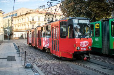 Lviv, Ukrayna, 18 Ağustos 2024 Lviv tramvayı şehir düzenli olarak bombalama ve balistik saldırı tehdidi altındayken çalışmaya devam etmektedir. Lviv 'in kamu hizmetleri Rus füzeleri tarafından hedef alınmıştır..