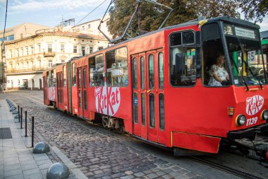 Lviv, Ukrayna, 18 Ağustos 2024 Lviv tramvayı şehir düzenli olarak bombalama ve balistik saldırı tehdidi altındayken çalışmaya devam etmektedir. Lviv 'in kamu hizmetleri Rus füzeleri tarafından hedef alınmıştır..