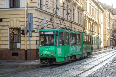 Lviv, Ukrayna, 18 Ağustos 2024 Lviv tramvayı şehir düzenli olarak bombalama ve balistik saldırı tehdidi altındayken çalışmaya devam etmektedir. Lviv 'in kamu hizmetleri Rus füzeleri tarafından hedef alınmıştır..