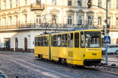 Lviv, Ukrayna, 18 Ağustos 2024 Lviv tramvayı şehir düzenli olarak bombalama ve balistik saldırı tehdidi altındayken çalışmaya devam etmektedir. Lviv 'in kamu hizmetleri Rus füzeleri tarafından hedef alınmıştır..