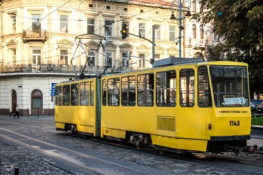 Lviv, Ukrayna, 18 Ağustos 2024 Lviv tramvayı şehir düzenli olarak bombalama ve balistik saldırı tehdidi altındayken çalışmaya devam etmektedir. Lviv 'in kamu hizmetleri Rus füzeleri tarafından hedef alınmıştır..