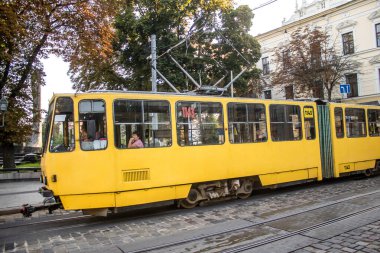 Lviv, Ukrayna, 18 Ağustos 2024 Lviv tramvayı şehir düzenli olarak bombalama ve balistik saldırı tehdidi altındayken çalışmaya devam etmektedir. Lviv 'in kamu hizmetleri Rus füzeleri tarafından hedef alınmıştır..