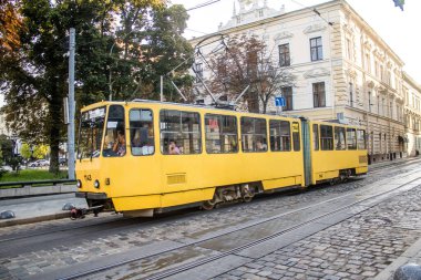 Lviv, Ukrayna, 18 Ağustos 2024 Lviv tramvayı şehir düzenli olarak bombalama ve balistik saldırı tehdidi altındayken çalışmaya devam etmektedir. Lviv 'in kamu hizmetleri Rus füzeleri tarafından hedef alınmıştır..