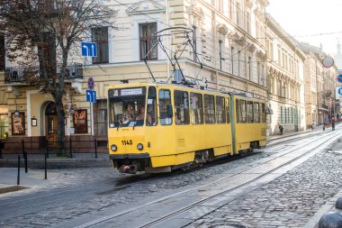 Lviv, Ukrayna, 18 Ağustos 2024 Lviv tramvayı şehir düzenli olarak bombalama ve balistik saldırı tehdidi altındayken çalışmaya devam etmektedir. Lviv 'in kamu hizmetleri Rus füzeleri tarafından hedef alınmıştır..