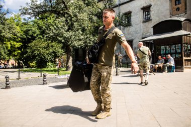 Lviv, Ukrayna, 18 Ağustos 2024 Ukrayna askeri müzik grubu Siver Orkestrası Ukrayna 'nın Lviv şehrinde Ukrayna ordusu için bir bağış etkinliği düzenledi..
