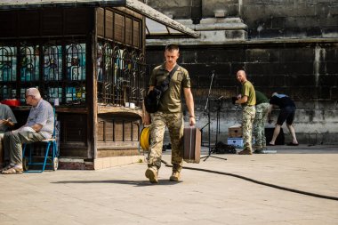 Lviv, Ukrayna, 18 Ağustos 2024 Ukrayna askeri müzik grubu Siver Orkestrası Ukrayna 'nın Lviv şehrinde Ukrayna ordusu için bir bağış etkinliği düzenledi..