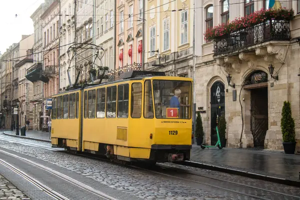 Lviv, Ukrayna, 18 Ağustos 2024 Lviv tramvayı şehir düzenli olarak bombalama ve balistik saldırı tehdidi altındayken çalışmaya devam etmektedir. Lviv 'in kamu hizmetleri Rus füzeleri tarafından hedef alınmıştır..