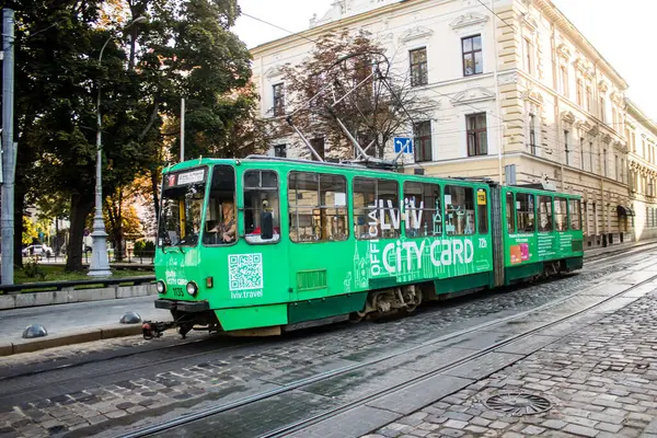 Lviv, Ukrayna, 18 Ağustos 2024 Lviv tramvayı şehir düzenli olarak bombalama ve balistik saldırı tehdidi altındayken çalışmaya devam etmektedir. Lviv 'in kamu hizmetleri Rus füzeleri tarafından hedef alınmıştır..