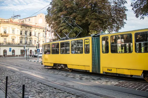 Lviv, Ukrayna, 18 Ağustos 2024 Lviv tramvayı şehir düzenli olarak bombalama ve balistik saldırı tehdidi altındayken çalışmaya devam etmektedir. Lviv 'in kamu hizmetleri Rus füzeleri tarafından hedef alınmıştır..