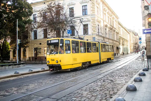 Lviv, Ukrayna, 18 Ağustos 2024 Lviv tramvayı şehir düzenli olarak bombalama ve balistik saldırı tehdidi altındayken çalışmaya devam etmektedir. Lviv 'in kamu hizmetleri Rus füzeleri tarafından hedef alınmıştır..