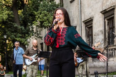 Lviv, Ukrayna, 18 Ağustos 2024 Ukrayna askeri müzik grubu Siver Orkestrası Ukrayna 'nın Lviv şehrinde Ukrayna ordusu için bir bağış etkinliği düzenledi..