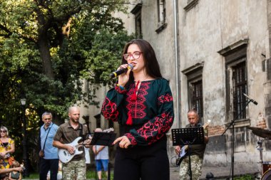 Lviv, Ukrayna, 18 Ağustos 2024 Ukrayna askeri müzik grubu Siver Orkestrası Ukrayna 'nın Lviv şehrinde Ukrayna ordusu için bir bağış etkinliği düzenledi..