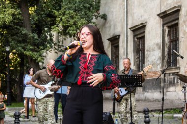 Lviv, Ukrayna, 18 Ağustos 2024 Ukrayna askeri müzik grubu Siver Orkestrası Ukrayna 'nın Lviv şehrinde Ukrayna ordusu için bir bağış etkinliği düzenledi..