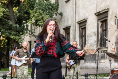 Lviv, Ukrayna, 18 Ağustos 2024 Ukrayna askeri müzik grubu Siver Orkestrası Ukrayna 'nın Lviv şehrinde Ukrayna ordusu için bir bağış etkinliği düzenledi..