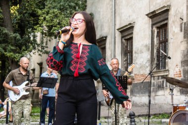 Lviv, Ukrayna, 18 Ağustos 2024 Ukrayna askeri müzik grubu Siver Orkestrası Ukrayna 'nın Lviv şehrinde Ukrayna ordusu için bir bağış etkinliği düzenledi..