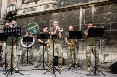 Lviv, Ukrayna, 18 Ağustos 2024 Ukrayna askeri müzik grubu Siver Orkestrası Ukrayna 'nın Lviv şehrinde Ukrayna ordusu için bir bağış etkinliği düzenledi..