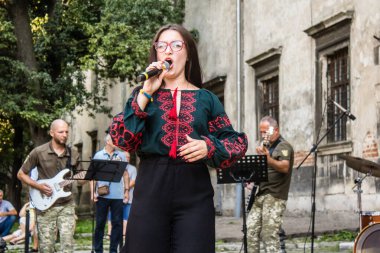 Lviv, Ukrayna, 18 Ağustos 2024 Ukrayna askeri müzik grubu Siver Orkestrası Ukrayna 'nın Lviv şehrinde Ukrayna ordusu için bir bağış etkinliği düzenledi..