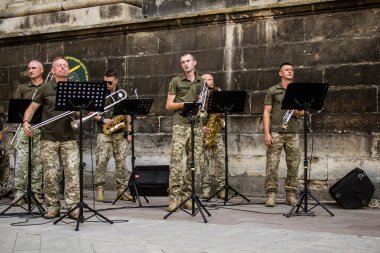 Lviv, Ukrayna, 18 Ağustos 2024 Ukrayna askeri müzik grubu Siver Orkestrası Ukrayna 'nın Lviv şehrinde Ukrayna ordusu için bir bağış etkinliği düzenledi..