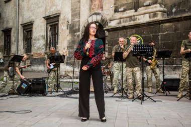 Lviv, Ukrayna, 18 Ağustos 2024 Ukrayna askeri müzik grubu Siver Orkestrası Ukrayna 'nın Lviv şehrinde Ukrayna ordusu için bir bağış etkinliği düzenledi..