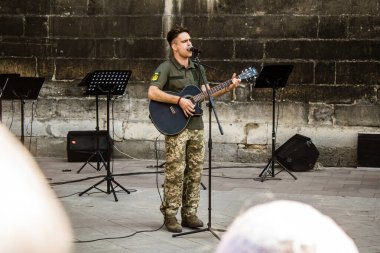 Lviv, Ukrayna, 18 Ağustos 2024 Ukrayna askeri müzik grubu Siver Orkestrası Ukrayna 'nın Lviv şehrinde Ukrayna ordusu için bir bağış etkinliği düzenledi..