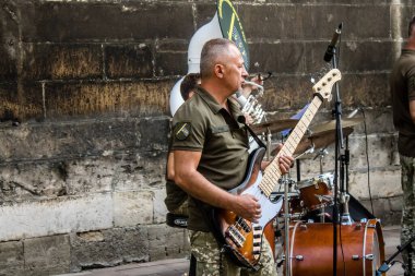 Lviv, Ukrayna, 18 Ağustos 2024 Ukrayna askeri müzik grubu Siver Orkestrası Ukrayna 'nın Lviv şehrinde Ukrayna ordusu için bir bağış etkinliği düzenledi..