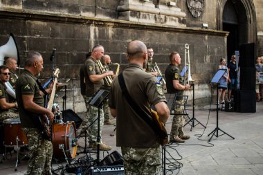 Lviv, Ukrayna, 18 Ağustos 2024 Ukrayna askeri müzik grubu Siver Orkestrası Ukrayna 'nın Lviv şehrinde Ukrayna ordusu için bir bağış etkinliği düzenledi..