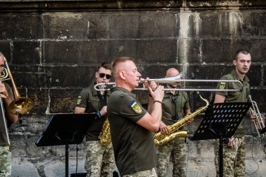 Lviv, Ukrayna, 18 Ağustos 2024 Ukrayna askeri müzik grubu Siver Orkestrası Ukrayna 'nın Lviv şehrinde Ukrayna ordusu için bir bağış etkinliği düzenledi..