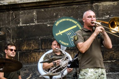 Lviv, Ukrayna, 18 Ağustos 2024 Ukrayna askeri müzik grubu Siver Orkestrası Ukrayna 'nın Lviv şehrinde Ukrayna ordusu için bir bağış etkinliği düzenledi..