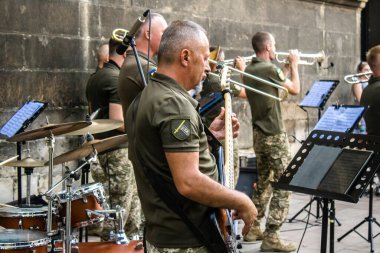 Lviv, Ukrayna, 18 Ağustos 2024 Ukrayna askeri müzik grubu Siver Orkestrası Ukrayna 'nın Lviv şehrinde Ukrayna ordusu için bir bağış etkinliği düzenledi..