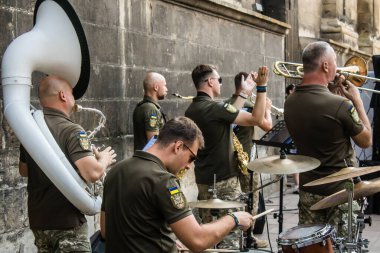 Lviv, Ukrayna, 18 Ağustos 2024 Ukrayna askeri müzik grubu Siver Orkestrası Ukrayna 'nın Lviv şehrinde Ukrayna ordusu için bir bağış etkinliği düzenledi..