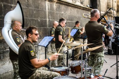 Lviv, Ukrayna, 18 Ağustos 2024 Ukrayna askeri müzik grubu Siver Orkestrası Ukrayna 'nın Lviv şehrinde Ukrayna ordusu için bir bağış etkinliği düzenledi..