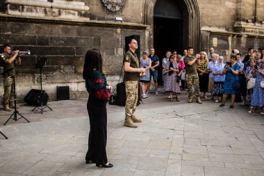 Lviv, Ukrayna, 18 Ağustos 2024 Ukrayna askeri müzik grubu Siver Orkestrası Ukrayna 'nın Lviv şehrinde Ukrayna ordusu için bir bağış etkinliği düzenledi..