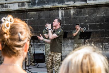 Lviv, Ukrayna, 18 Ağustos 2024 Ukrayna askeri müzik grubu Siver Orkestrası Ukrayna 'nın Lviv şehrinde Ukrayna ordusu için bir bağış etkinliği düzenledi..