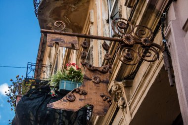 Lviv, Ukrayna, 19 Ağustos 2024. Lviv caddesinde ticari tabela. Rusya ile savaş sırasında, Lviv binaları Rus füzeleri tarafından tehdit edildi. Altyapı ve binalar birincil hedeflerdir.