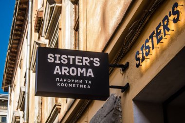 Lviv, Ukrayna, 19 Ağustos 2024. Lviv caddesinde ticari tabela. Rusya ile savaş sırasında, Lviv binaları Rus füzeleri tarafından tehdit edildi. Altyapı ve binalar birincil hedeflerdir.