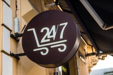 Lviv, Ukrayna, 19 Ağustos 2024. Lviv caddesinde ticari tabela. Rusya ile savaş sırasında, Lviv binaları Rus füzeleri tarafından tehdit edildi. Altyapı ve binalar birincil hedeflerdir.