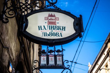 Lviv, Ukrayna, 19 Ağustos 2024. Lviv caddesinde ticari tabela. Rusya ile savaş sırasında, Lviv binaları Rus füzeleri tarafından tehdit edildi. Altyapı ve binalar birincil hedeflerdir.