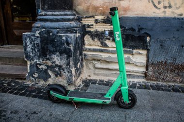 Lviv, Ukrayna, 19 Ağustos 2024 Lviv caddelerine park etmiş elektrikli scooter, küçük bir iç yanmalı motorlar ve merkezde bir güverte ile çalışıyor..