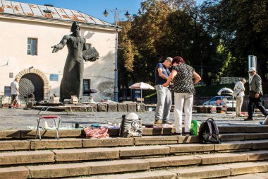 Lviv, Ukrayna, 19 Ağustos 2024 Ukrayna 'nın Lviv kentindeki bit pazarı..