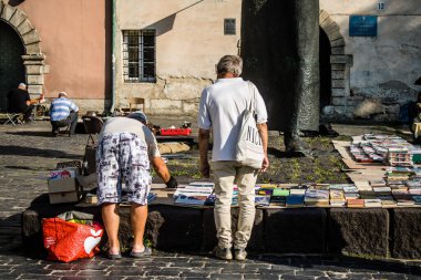 Lviv, Ukrayna, 19 Ağustos 2024 Ukrayna 'nın Lviv kentindeki bit pazarı..