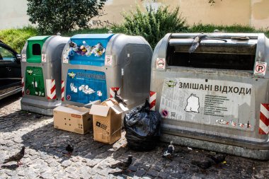 Lviv, Ukrayna, 19 Ağustos 2024 Ukrayna, Lviv sokaklarında çöp konteynırı.