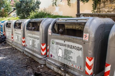 Lviv, Ukrayna, 19 Ağustos 2024 Ukrayna, Lviv sokaklarında çöp konteynırı.
