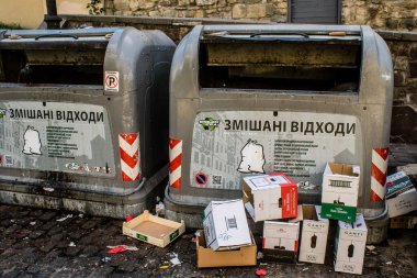 Lviv, Ukrayna, 19 Ağustos 2024 Ukrayna, Lviv sokaklarında çöp konteynırı.