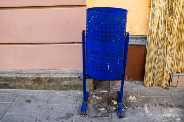 Lviv, Ukrayna, 19 Ağustos 2024 Ukrayna, Lviv sokaklarında çöp konteynırı.