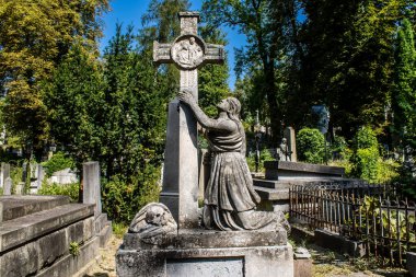 Lviv, Ukrayna, 19 Ağustos 2024 Lychakiv Mezarlığı. Lviv sakinlerinin ve ünlü kişiliklerin mezarlarını içeriyor. Mezarlardan kimi gerçekten sanat eseridir, kimi de kabirleri süsleyip-donatır..