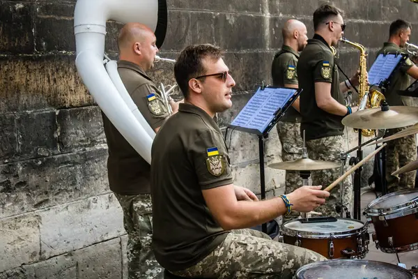 Lviv, Ukrayna, 18 Ağustos 2024 Ukrayna askeri müzik grubu Siver Orkestrası Ukrayna 'nın Lviv şehrinde Ukrayna ordusu için bir bağış etkinliği düzenledi..