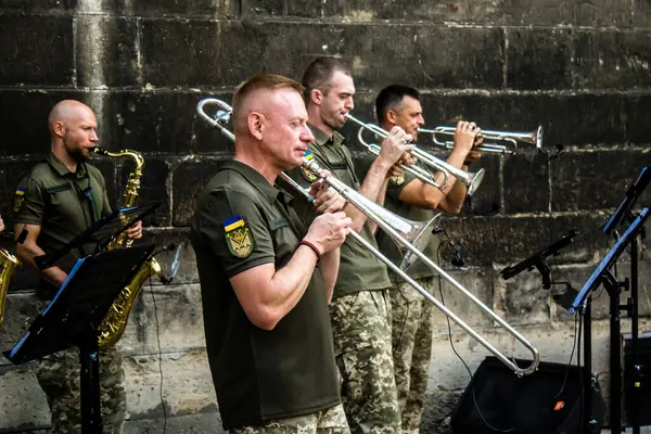 Lviv, Ukrayna, 18 Ağustos 2024 Ukrayna askeri müzik grubu Siver Orkestrası Ukrayna 'nın Lviv şehrinde Ukrayna ordusu için bir bağış etkinliği düzenledi..